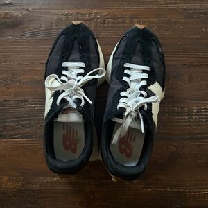 New Balance Black and White Athletic Shoes 327 Sz 5.5